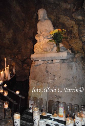 l'interno della grotta di Santa Maria Maddalena
